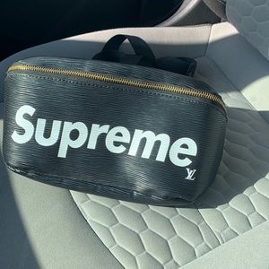 I’m selling a black Louis v Bag it’s still in excellent condition